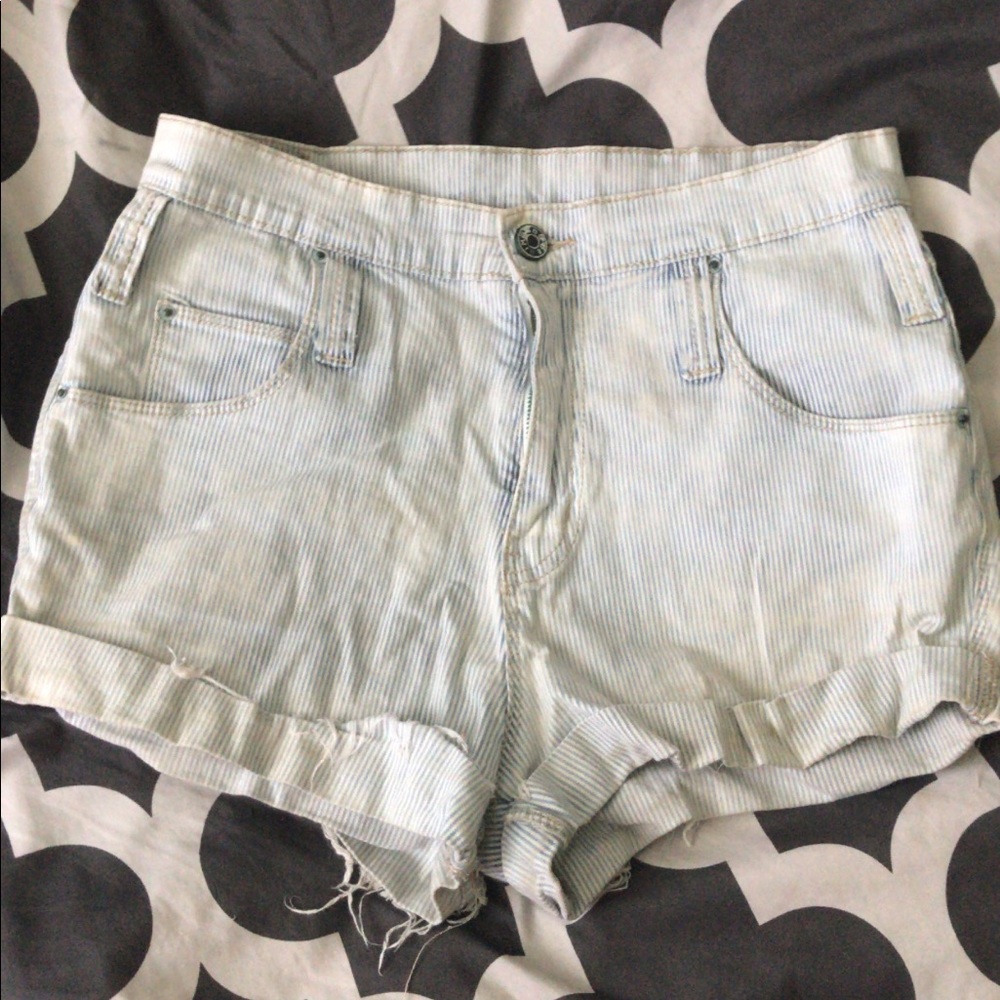 Pin striped denim-like shorts